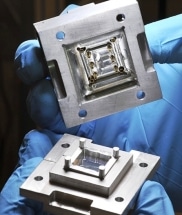 IQC Researchers Develop New Extensible Wiring Technique Capable of Controlling Superconducting Quantum Bits