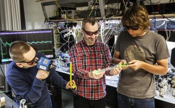 Researchers Create Multidimensional Quantum Entanglement of Single Photon and Trillion of Hot Rubidium Atoms