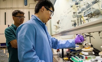 Doctored Quantum Dots Discharge Laser Light More Efficiently