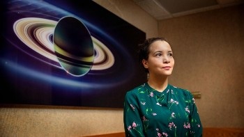 Topographic Anomaly Keeps Cosmic Rings of Asteroids, Dwarf Planet Close