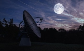 New Theory Suggests Dark Matter Could Leave Measurable Red or Blue Tint on Light