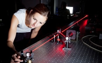 Study Shows How Scientists Trap Single Electrons to Build Silicon Spin Qubits