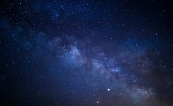 Quantum Thermometer Designed to Quantify the Temperatures of Space and Time